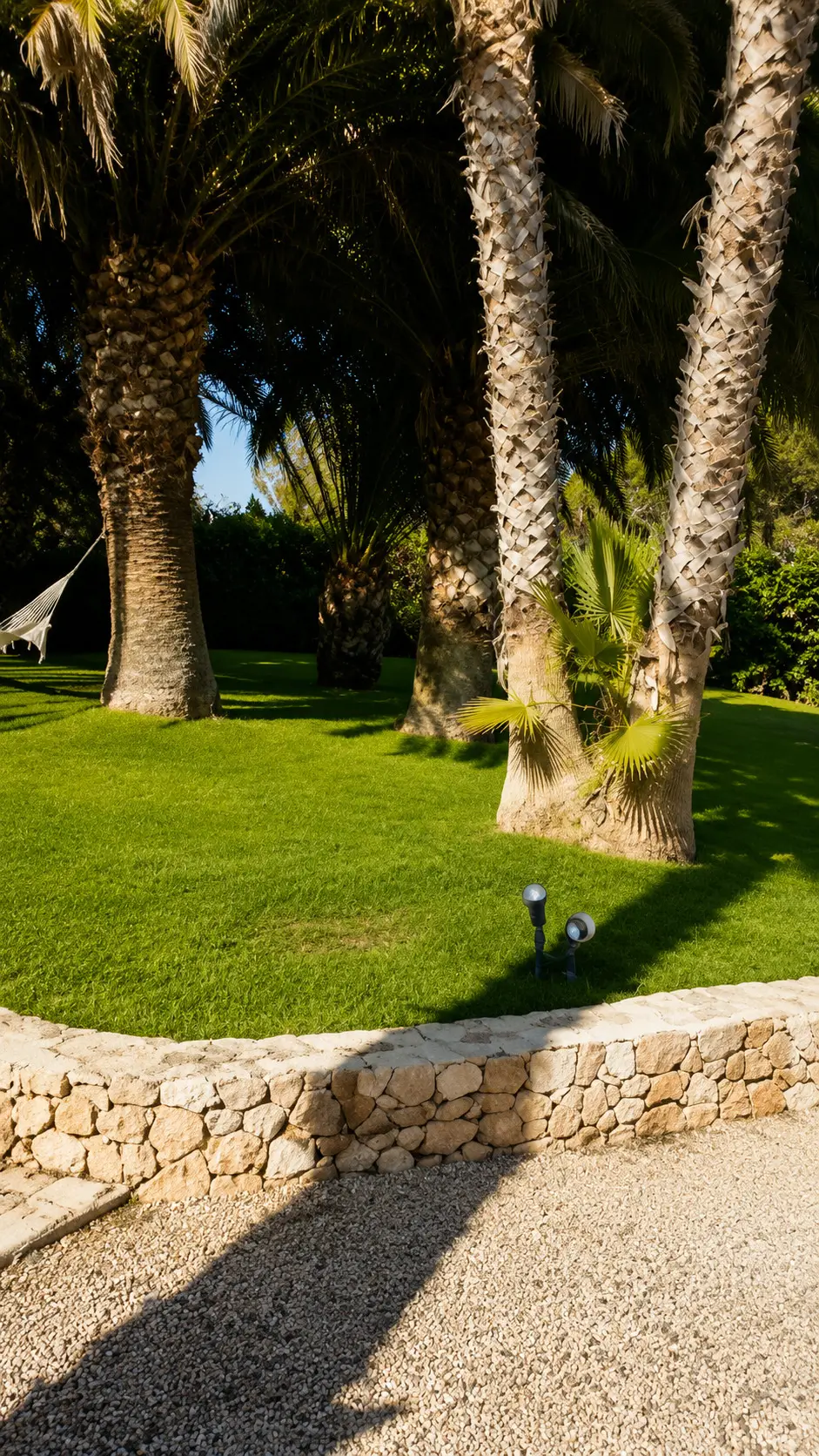 Equipo ServiJuanito trabajando en un jardín mediterráneo en Ibiza