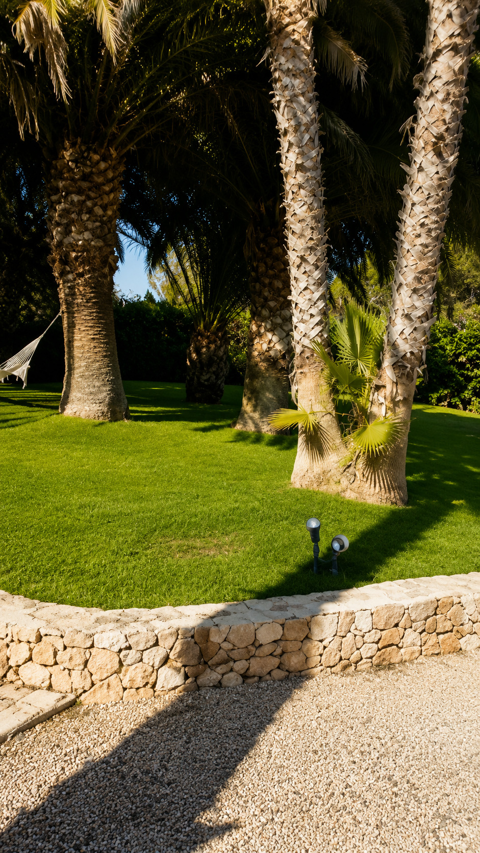 Equipo ServiJuanito trabajando en un jardín mediterráneo en Ibiza